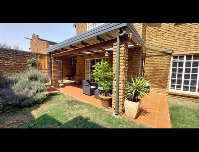 4 BEDROOM TOWNHOUSE FOR SALE IN BASSONIA